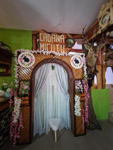 Una entrada a una boda india en una habitación. en Cabana Micutu, en Sebeş 29 fotos más