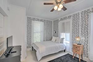 Ένα ή περισσότερα κρεβάτια σε δωμάτιο στο Wonderful Getaway in Galveston Minutes from Beach!