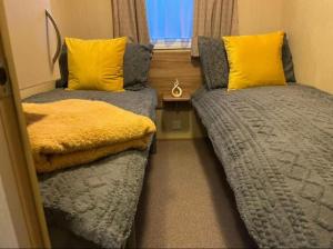 Voodi või voodid majutusasutuse Skegness 3-Bed Caravan Sleeps 8 10 mins to Beach toas