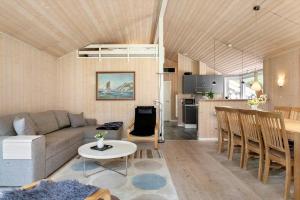un soggiorno e una cucina con un divano e un tavolo di LK2166-Lokken-Raevevej-24 a Løkken