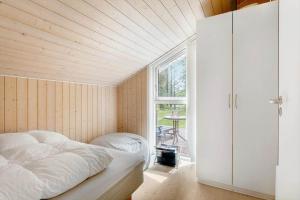 una camera da letto con un letto e una grande finestra di LK2166-Lokken-Raevevej-24 a Løkken