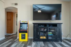 a room with a video game machine and a tv at Havasu Oasis Games for Kids BBQ Boat Parking in Lake Havasu City