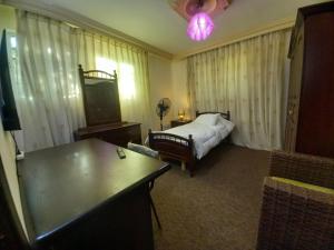 a hotel room with a bed and a table at Luxury furnished apartment for rent - شقة فاخرة مفروشة للإيجار in Amman