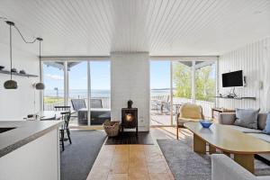 Una sala de estar con un sofá y una chimenea. en 3664-Nexo-Strandvolden-11, en Neksø