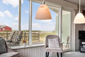 una camera con finestra affacciata su un cortile di LF16234-Logstor-Gerdasvej-6 a Løgsted