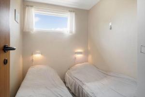 due letti in una piccola stanza con una finestra di LF16234-Logstor-Gerdasvej-6 a Løgsted