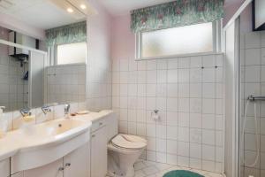 un bagno con lavandino, WC e specchio di LF16234-Logstor-Gerdasvej-6 a Løgsted Altre 15 foto