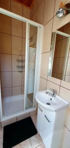 a bathroom with a sink and a shower at Pokoje "na Pierniku" in Szczawnica