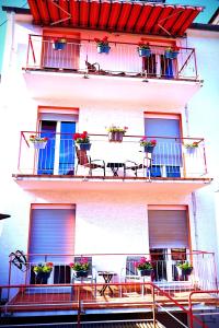 ein Gebäude mit mehreren Balkonen mit Blumentöpfen darauf in der Unterkunft Holiday Rhein5 in Boppard