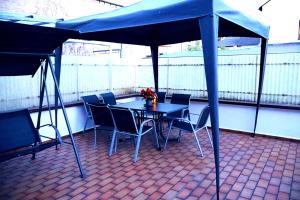 ein Tisch und Stühle unter einem blauen Baldachin auf einem Balkon in der Unterkunft Holiday Rhein5 in Boppard