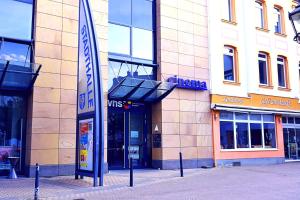 ein Gebäude mit einem Schild davor in der Unterkunft Holiday Rhein5 in Boppard + 4 Fotos