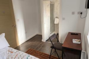 Ein Bett oder Betten in einem Zimmer der Unterkunft City Centre Room - Walk to Station - Fast Wi-Fi