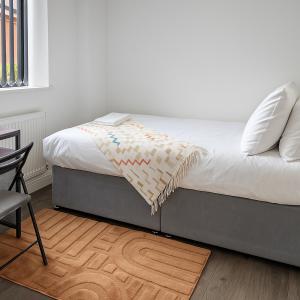 Ein Bett oder Betten in einem Zimmer der Unterkunft City Centre Room - Walk to Station - Fast Wi-Fi