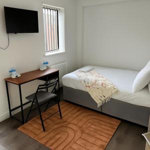 Ein Bett oder Betten in einem Zimmer der Unterkunft City Centre Room - Walk to Station - Fast Wi-Fi