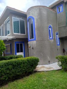 a house with blue windows at Acosta 2 in San Juan Teotihuacán