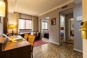 a living room with a couch and a table in a room at #TW1301 | ZER01 Suítes |Flat em Hotel Vila Olimpia in Sao Paulo
