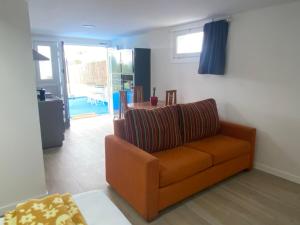 ein Wohnzimmer mit Sofa und Tisch in der Unterkunft Cafu loft entorno Betanzos acogedor in Coirós