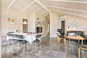 a dining room with a table and chairs at LF750-Vestervig-Gunhildsvej-30 in Vestervig