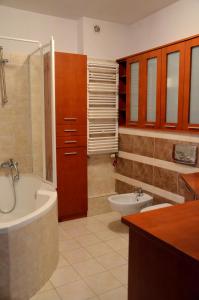 e bagno con vasca, servizi igienici e lavandino. di Słoneczny Apartament w centrum Sopotu Dolnego a Sopot