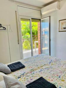 Una cama o camas en una habitación de Apartment in front of the beach 13 fotos más