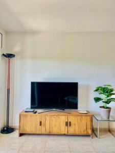 Una televisión o centro de entretenimiento en Apartment in front of the beach