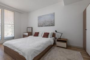 Imagen de la galería de 19th Floor Pool,Spa,Fitness Sky View Free Parking, en Skopje