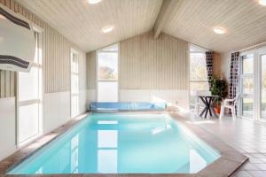 una grande piscina in una stanza con finestre di LF634-Vestervig-Gunhildsvej-54 a Vestervig