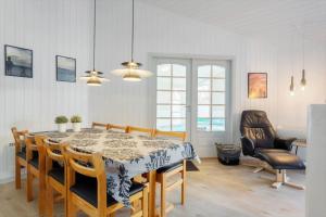 una sala da pranzo con tavolo e sedie di LF634-Vestervig-Gunhildsvej-54 a Vestervig