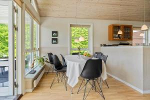 una cucina e una sala da pranzo con tavolo e sedie di LF509-Vestervig-Ingeborgs-Alle-1 a Vestervig