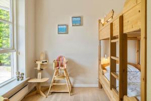 Camera con 2 letti a castello, scrivania e sedia. di LF509-Vestervig-Ingeborgs-Alle-1 a Vestervig