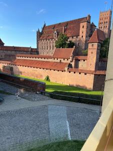 a view of a castle from a window at 10 METRÓW OD ZAMKU Malbork in Malbork