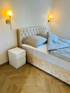 a bedroom with a bed and a nightstand and two lamps at 10 METRÓW OD ZAMKU Malbork in Malbork +17 photos