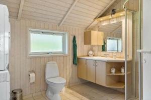 Un baño con inodoro, lavabo y ventana. en LF10209-Thyholm-Markvejen-9, en Thyholm 25 fotos más