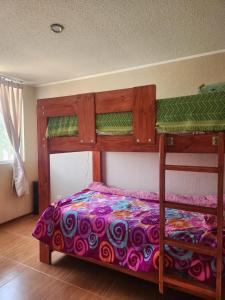 a bedroom with two bunk beds in a room at Apartamento duplex en ICA in Pueblo Nuevo