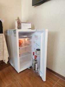 an empty refrigerator with its door open in a room at Apartamento duplex en ICA in Pueblo Nuevo