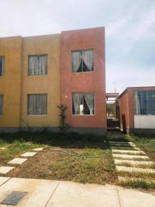 a building with a hose in front of it at Apartamento duplex en ICA in Pueblo Nuevo