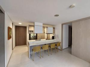 Nhà bếp/bếp nhỏ tại Apartasuite en Rionegro, piscina, gimnasio y spa