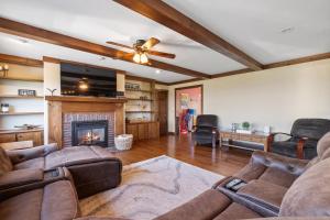 Χώρος καθιστικού στο Lakeside Luxury Retreat with Winnipesaukee Views