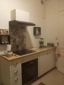 Sainte-BazeilleにあるVilla Marie-Christineのコンロとカウンタートップのあるキッチン