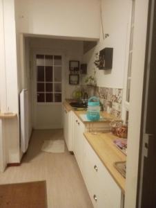 Sainte-BazeilleにあるVilla Marie-Christineの白いキャビネットと白い冷蔵庫のあるキッチン