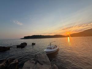 - un petit bateau dans l'eau au coucher du soleil dans l'établissement Green Sea Villa - Wild Orange Dubrovnik, à Zaton 73 autres photos