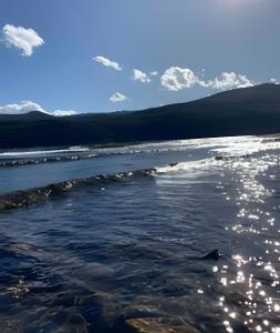 un cuerpo de agua con montañas en el fondo en Escapada en pareja en un rincón del bosque, en San Martín de los Andes 33 fotos más