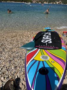 un cerf-volant coloré assis sur une plage rocheuse dans l'établissement Green Sea Villa - Wild Orange Dubrovnik, à Zaton