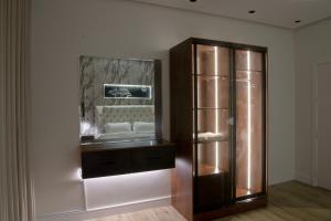 a room with a refrigerator and a mirror on the wall at شقق سكنة الرياض in Quai