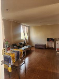 a living room with a table and a couch at Apartamento duplex en ICA in Pueblo Nuevo