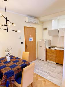 une cuisine et une salle à manger avec une table et un réfrigérateur dans l'établissement Green Sea Villa - Wild Orange Dubrovnik, à Zaton