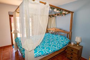 Giường trong phòng chung tại Villa Oceana - Cliffside Retreat +23 ảnh