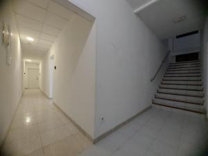 un pasillo vacío con escaleras en un edificio en 1 room street-basement, en Vecindario 1 foto más