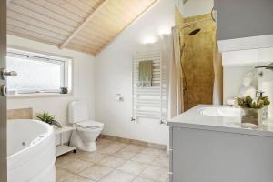 Ένα μπάνιο στο HA275-Hals-Bisnapvej-10 +19 φωτογραφίες