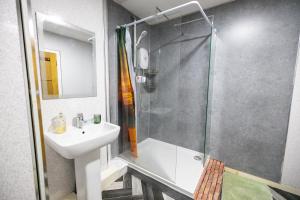 Bilik mandi di Sauchihall Apartment